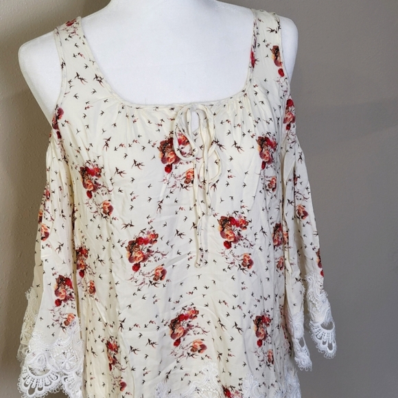 i Jeans by Buffalo Size Sm Cold Shoulder Sheer Lace Hem Floral Top Blouse - Picture 2 of 12